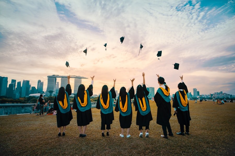 Jóvenes celebrando su graduación universitaria