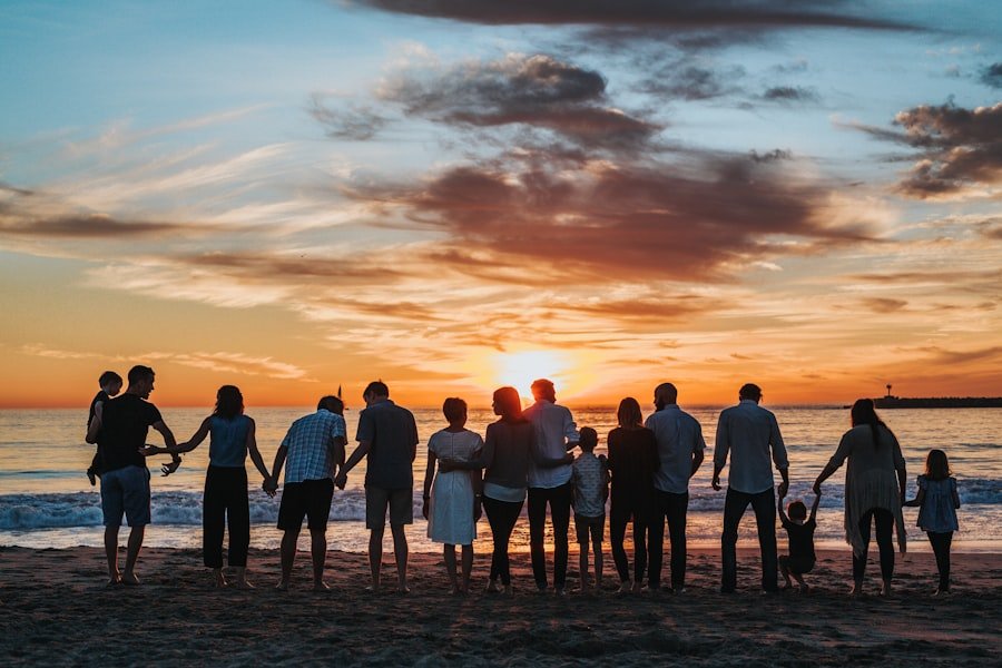 Familia unida al atardecer en la playa